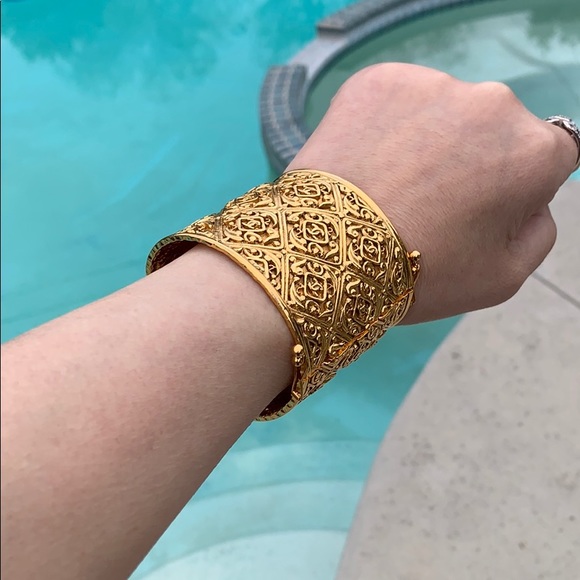 CHANEL Jewelry - CHANEL GOLD VINTAGE CUFF(Collection)